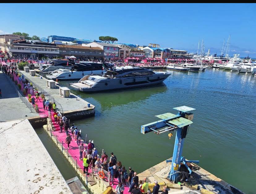Pontile galleggiante apribile per fiere ed eventi